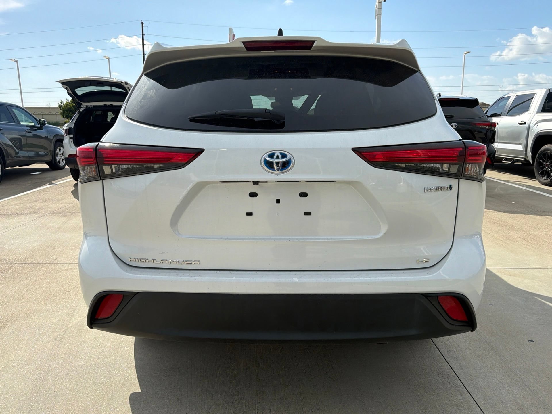 Used 2023 Toyota Highlander LE AWD/4WD image 4
