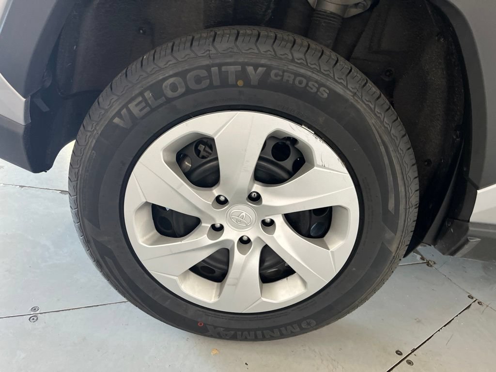 Used 2025 Toyota RAV4 LE AWD/4WD image 16