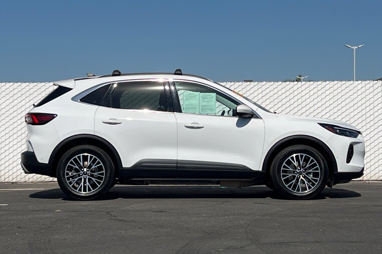 Used 2023 Ford Escape SE w/ PHEV Premium Package FWD image 3