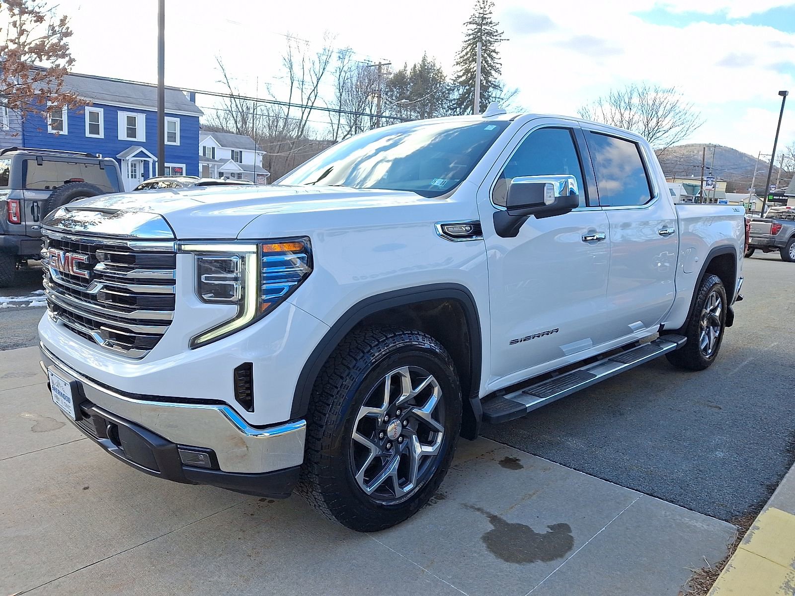 Used 2023 GMC Sierra 1500 SLT w/ SLT Premium Package AWD/4WD image 3