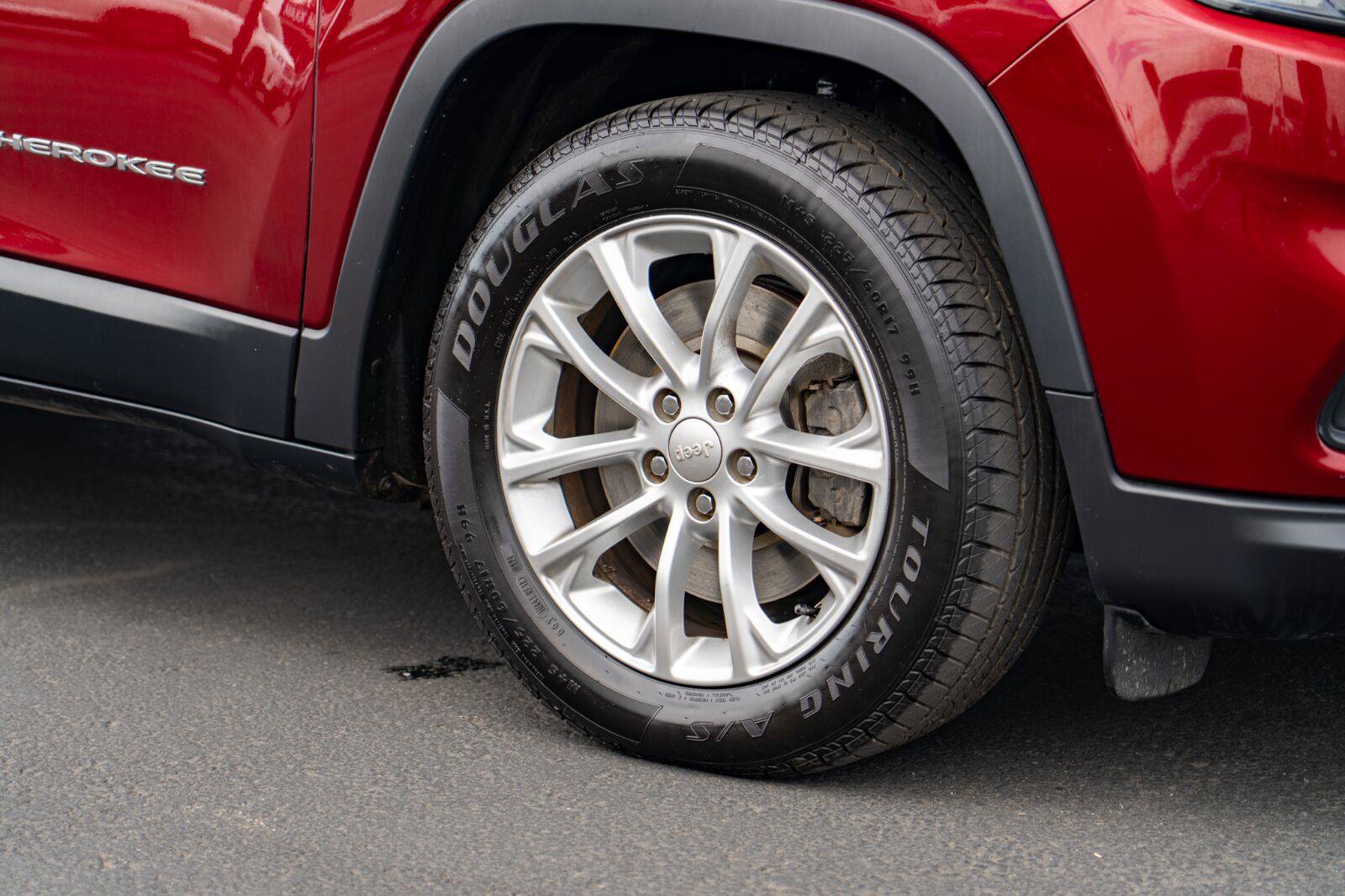Used 2019 Jeep Cherokee Latitude w/ Popular Appearance Group FWD image 8