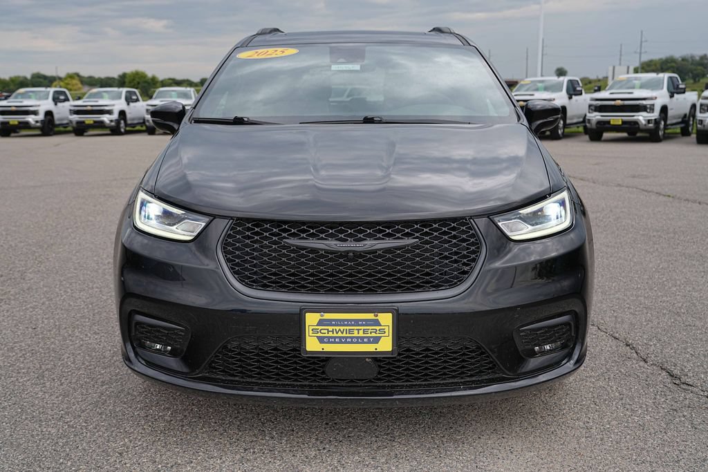 Used 2025 Chrysler Pacifica Limited FWD image 2