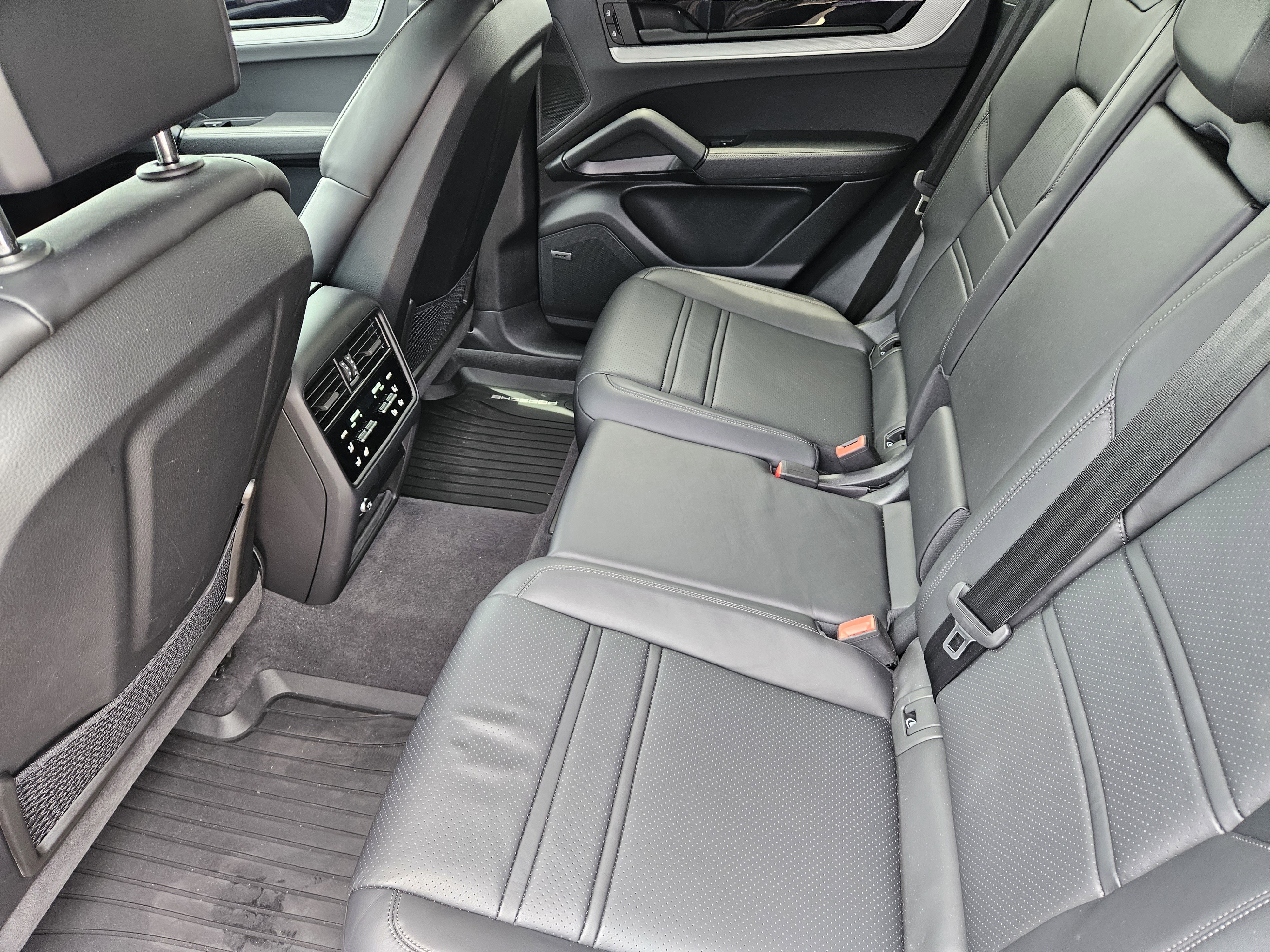 Certified 2024 Porsche Cayenne Coupe AWD/4WD image 28