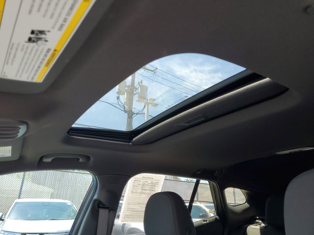 Certified 2025 Chevrolet Trax RS w/ Sunroof Package FWD image 15