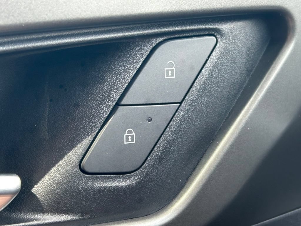 Used 2025 Chevrolet Traverse LT FWD image 23