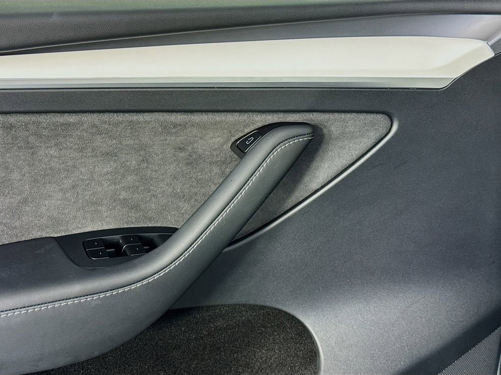 Used 2025 Tesla Model Y Long Range image 16