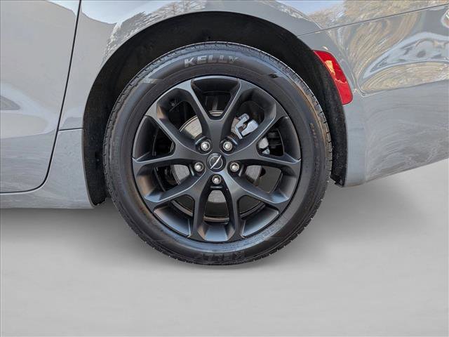 Used 2025 Chrysler Pacifica Limited image 24