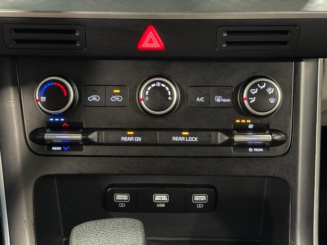 Used 2023 Kia Carnival LX FWD image 24