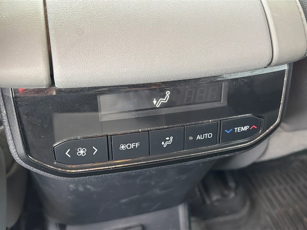 Used 2020 Toyota Highlander L FWD image 10