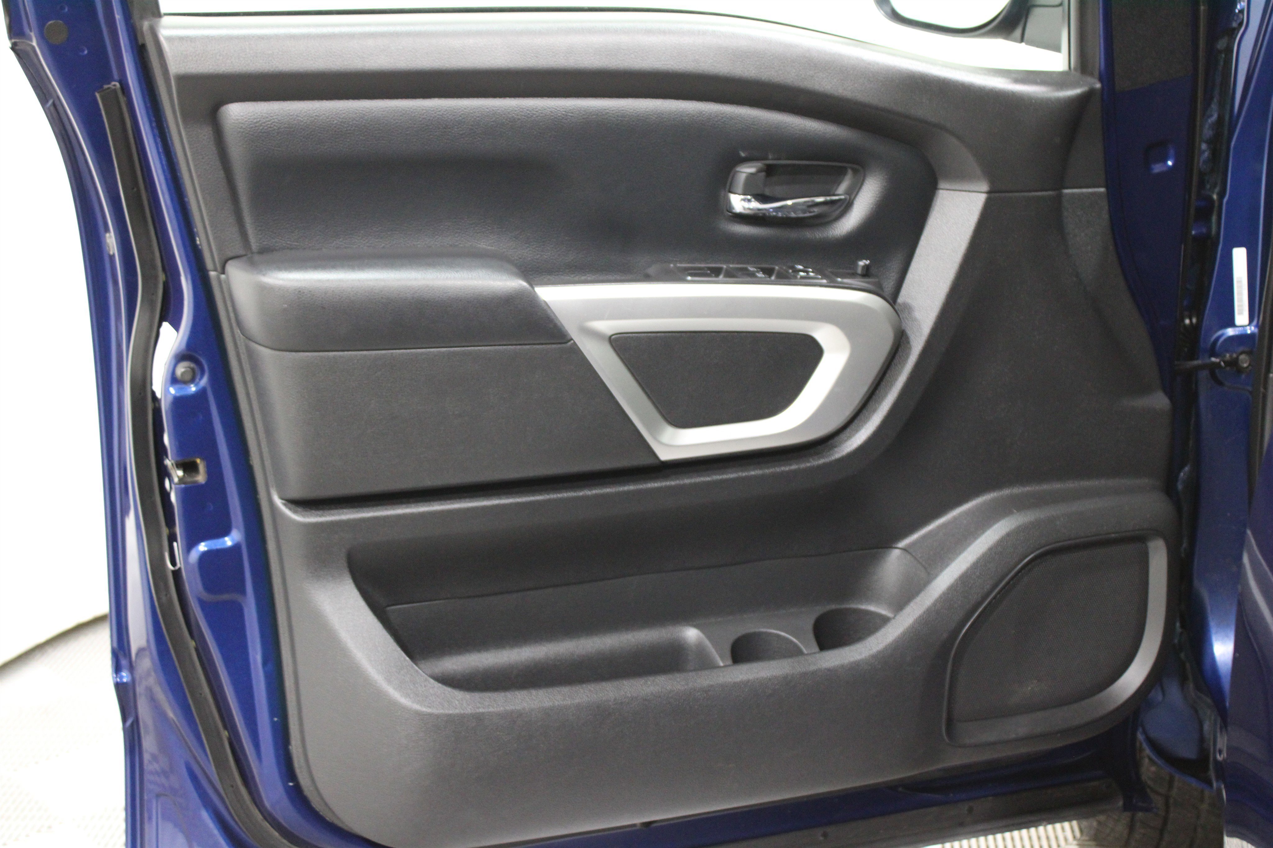 Used 2021 Nissan Titan SV image 5