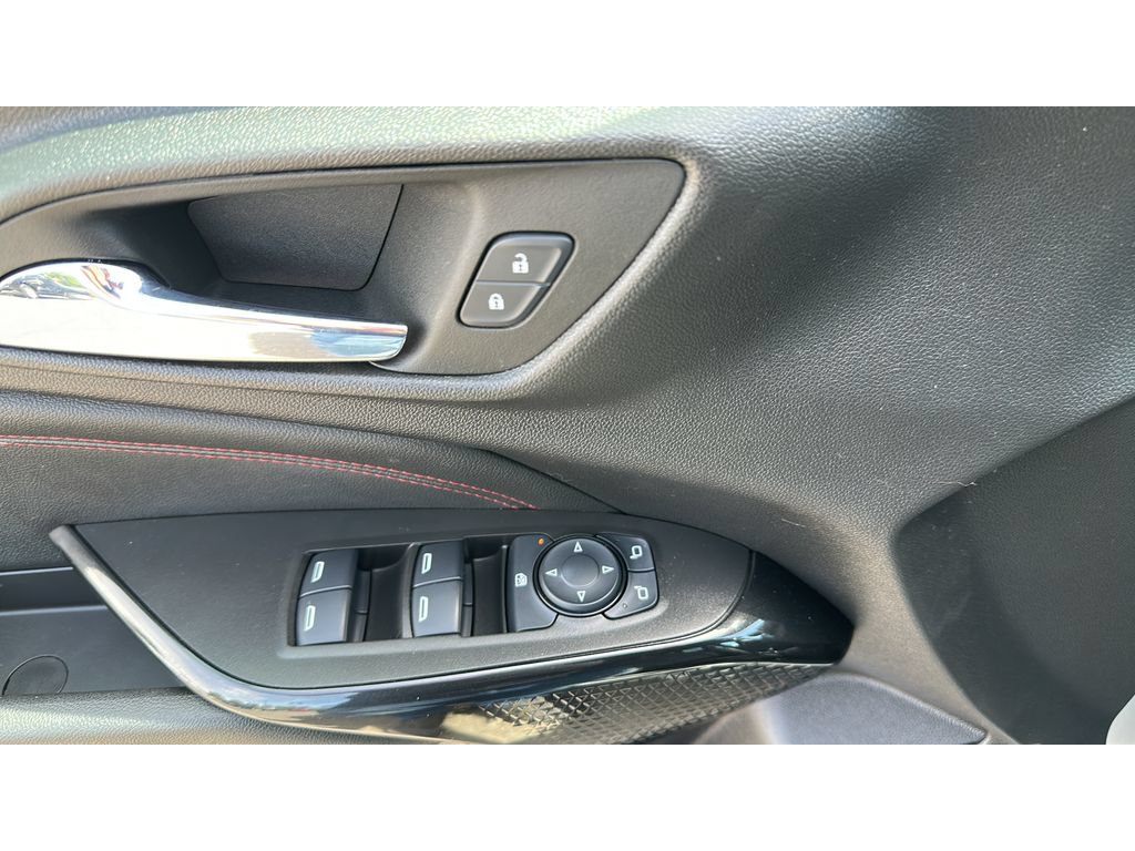 Used 2024 Chevrolet Trax RS w/ Sunroof Package FWD image 12