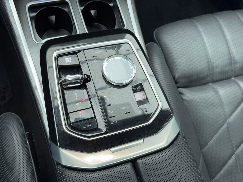 Used 2025 BMW 740i w/ Premium Package image 32