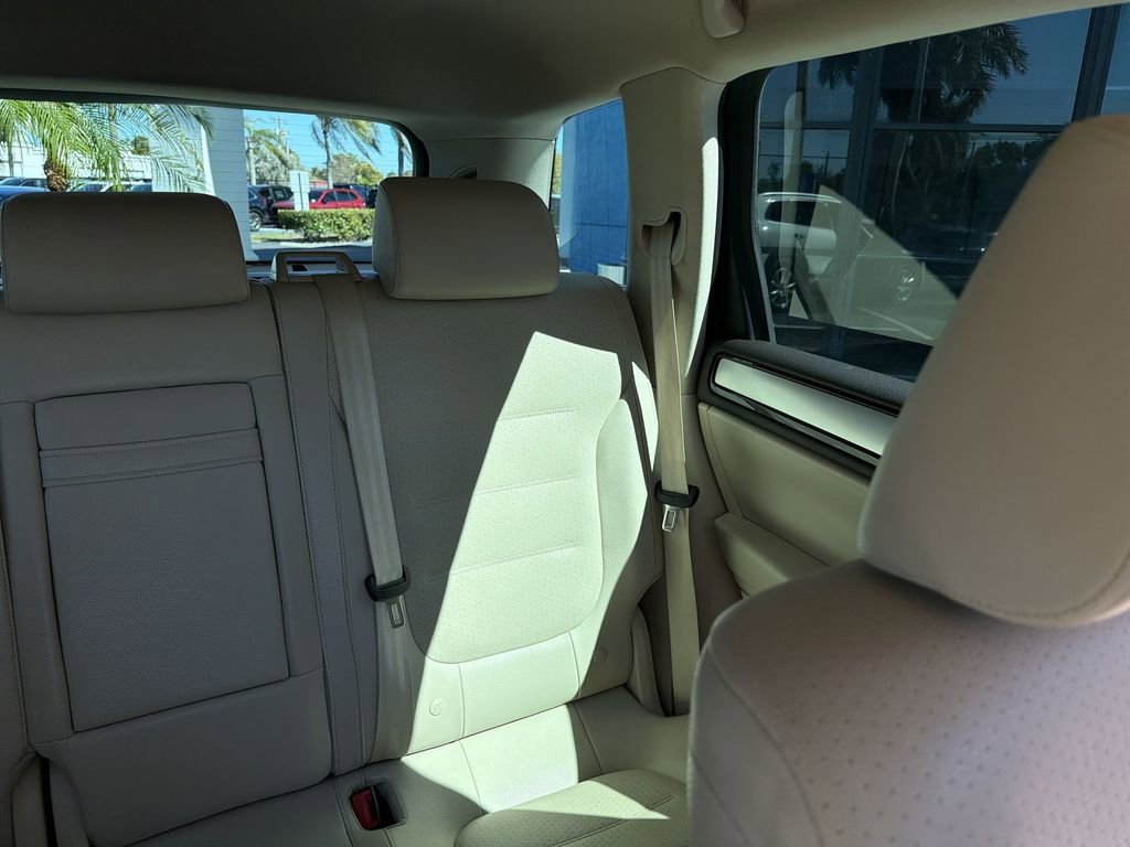 Used 2013 Volkswagen Touareg Sport image 15