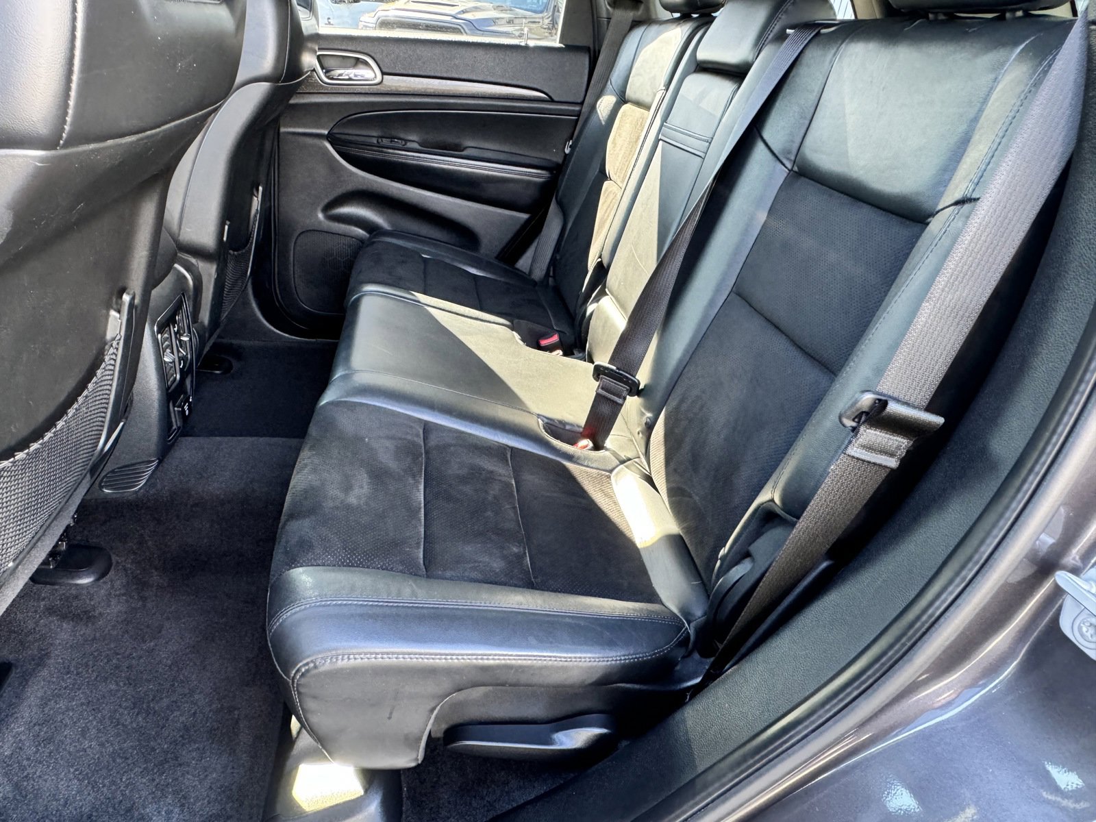 Used 2018 Jeep Grand Cherokee Altitude image 32