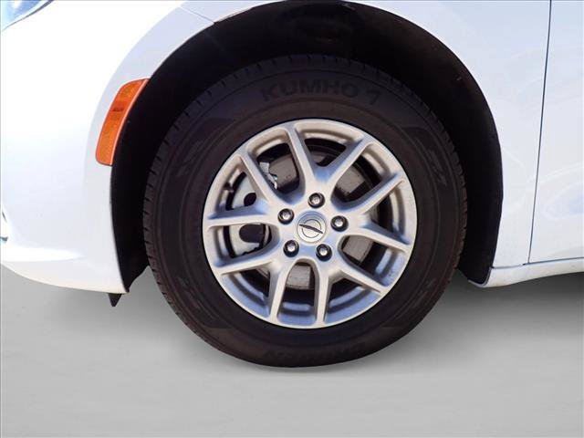 Used 2024 Chrysler Pacifica Touring-L FWD image 7