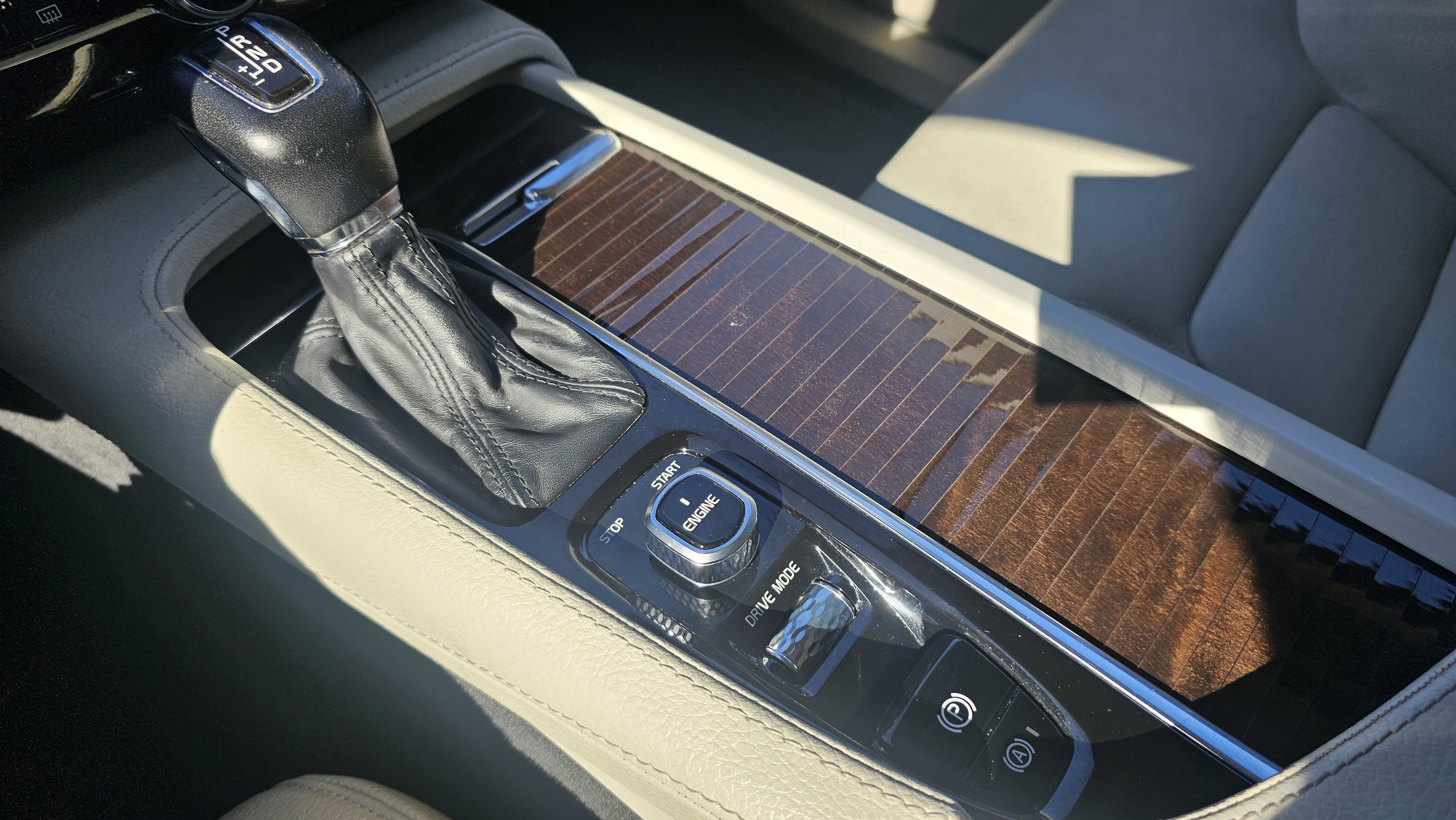 Used 2017 Volvo XC90 T6 Momentum w/ Vision Package image 35