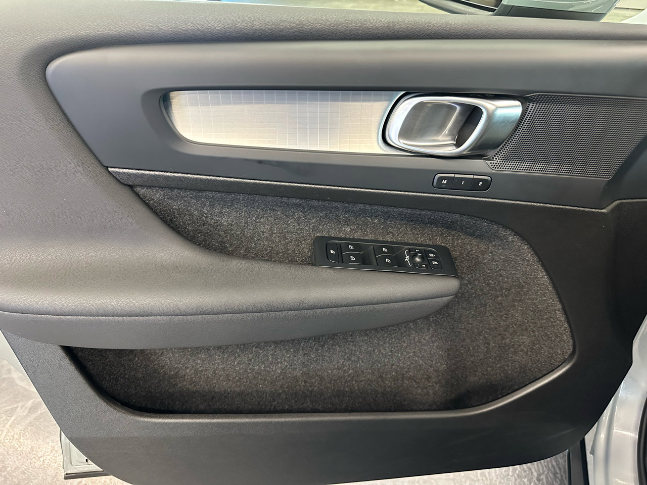 Used 2025 Volvo XC40 B5 Core image 11