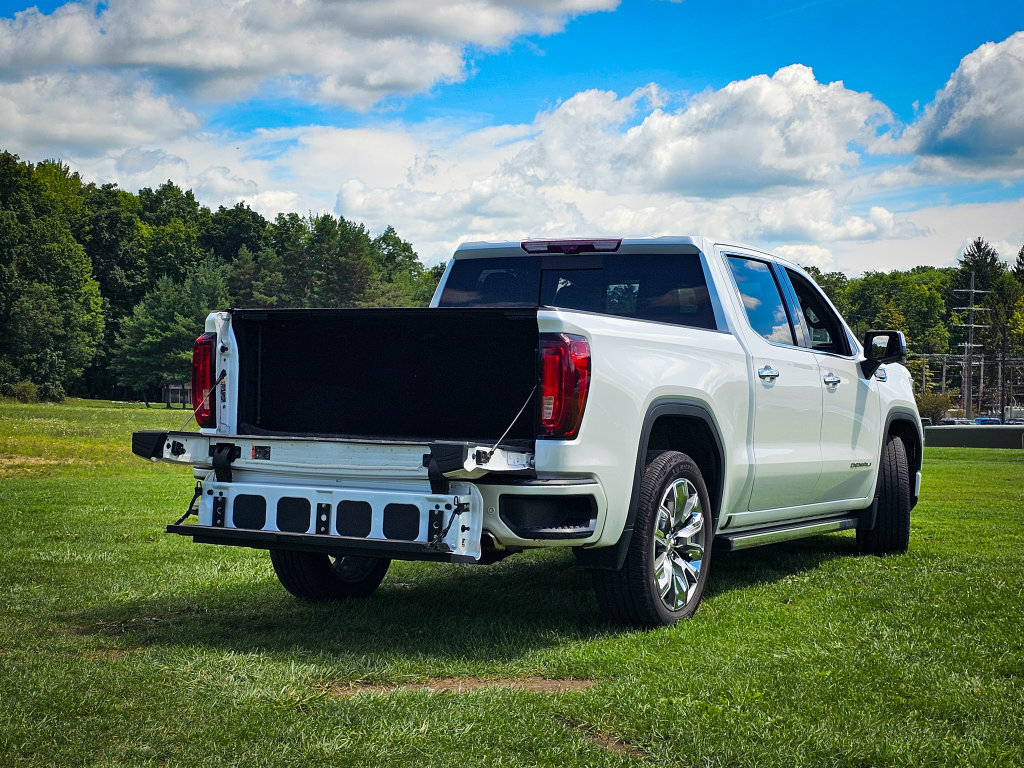 Used 2024 GMC Sierra 1500 Denali w/ Denali Reserve Package AWD/4WD image 4