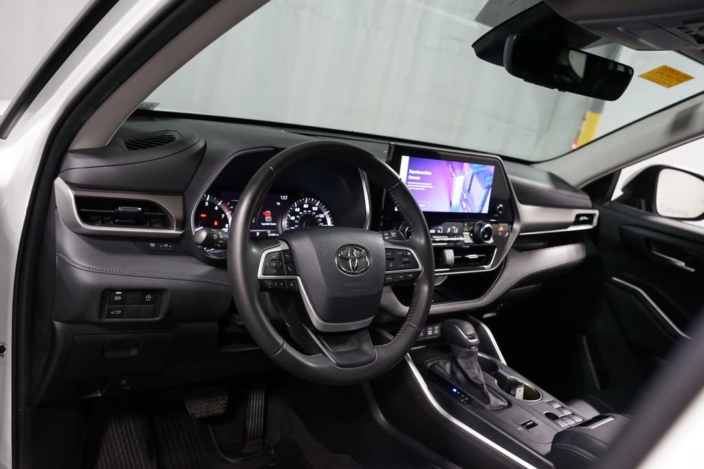 Used 2023 Toyota Highlander XLE image 11