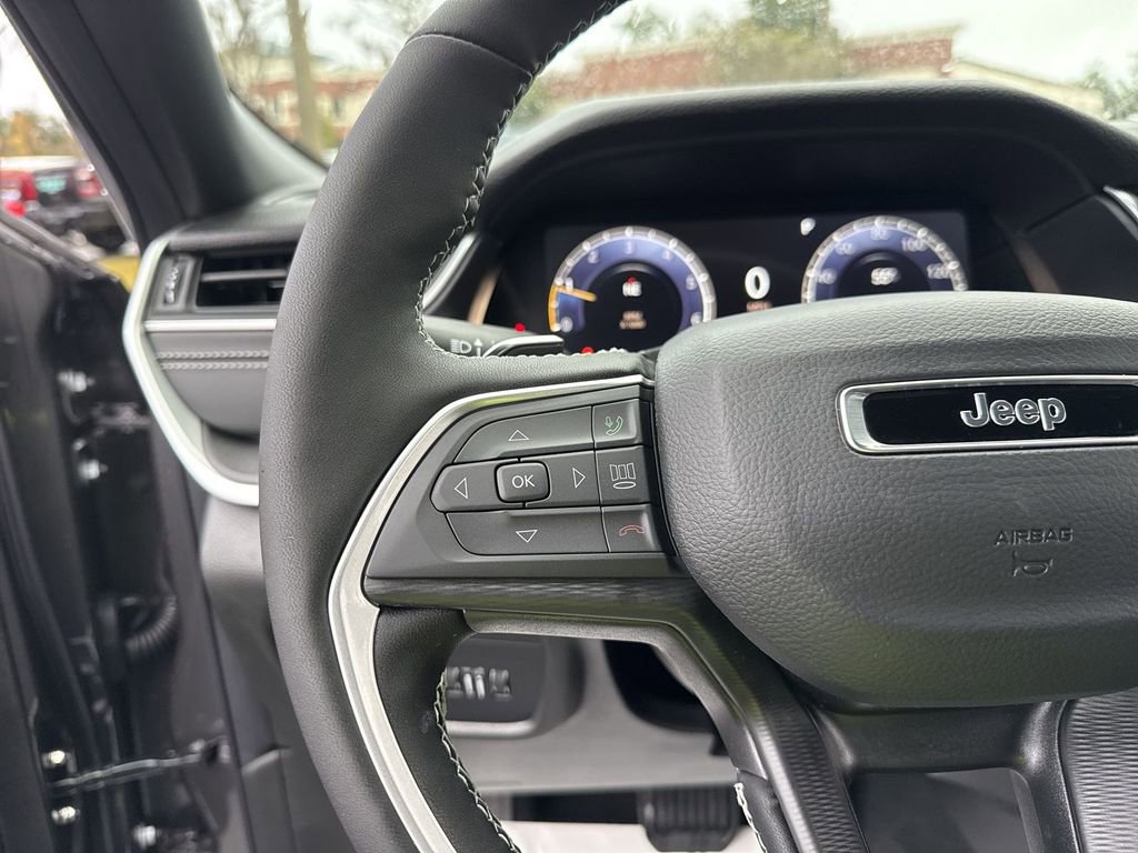 New 2025 Jeep Grand Cherokee Altitude image 14