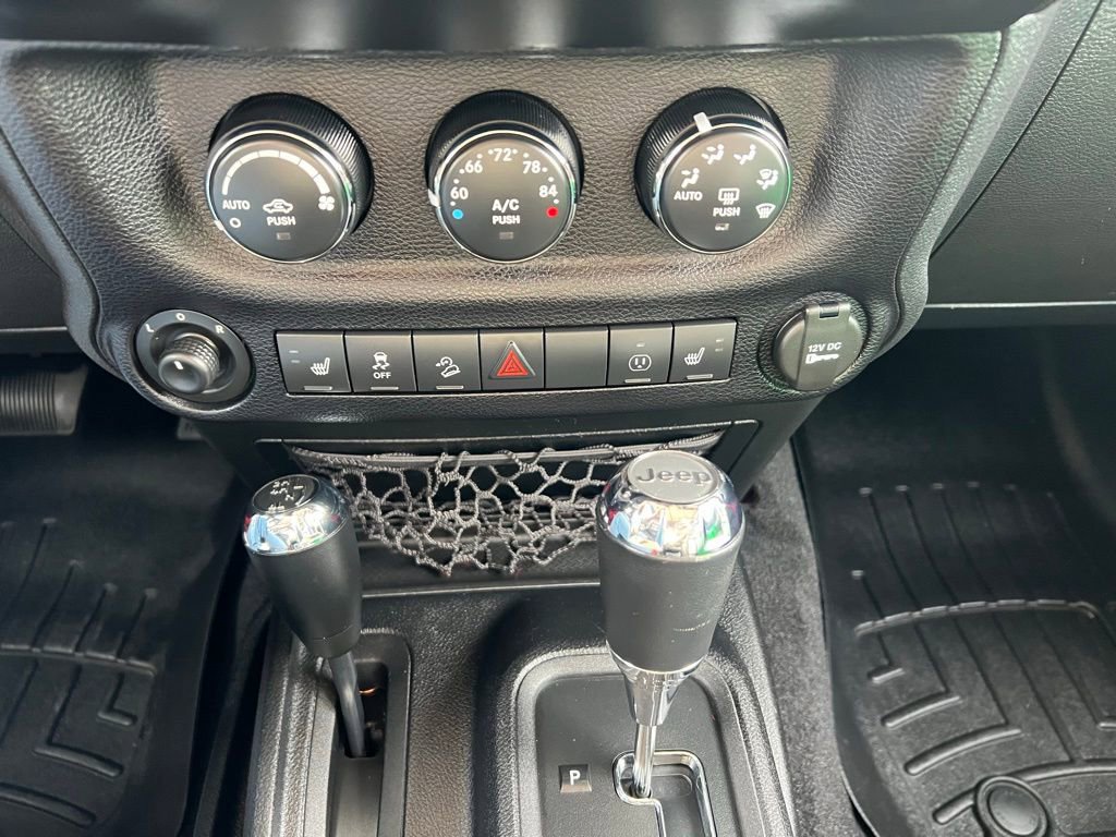 Used 2015 Jeep Wrangler Unlimited Sahara w/ Connectivity Group image 27