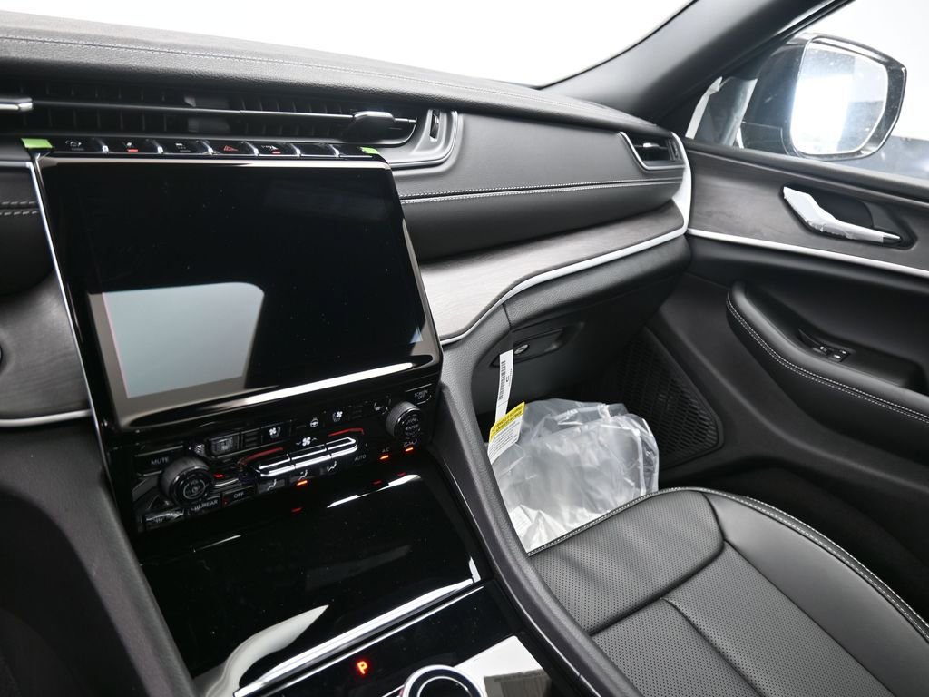 New 2025 Jeep Grand Cherokee Limited w/ Luxury Tech Group II image 24