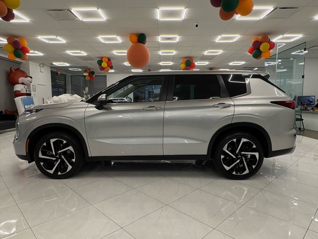 Used 2023 Mitsubishi Outlander SE image 4