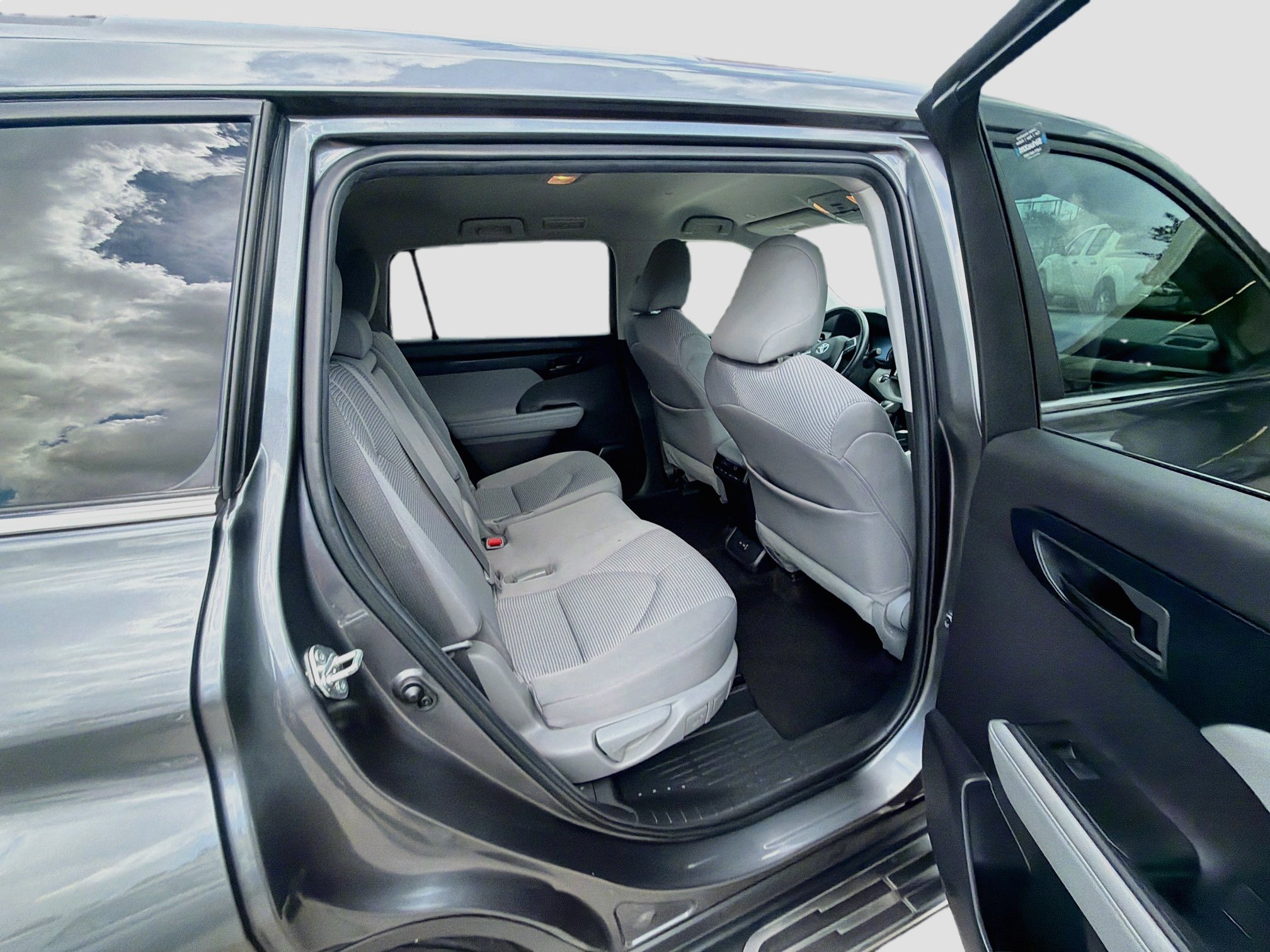 Used 2023 Toyota Highlander LE FWD image 28