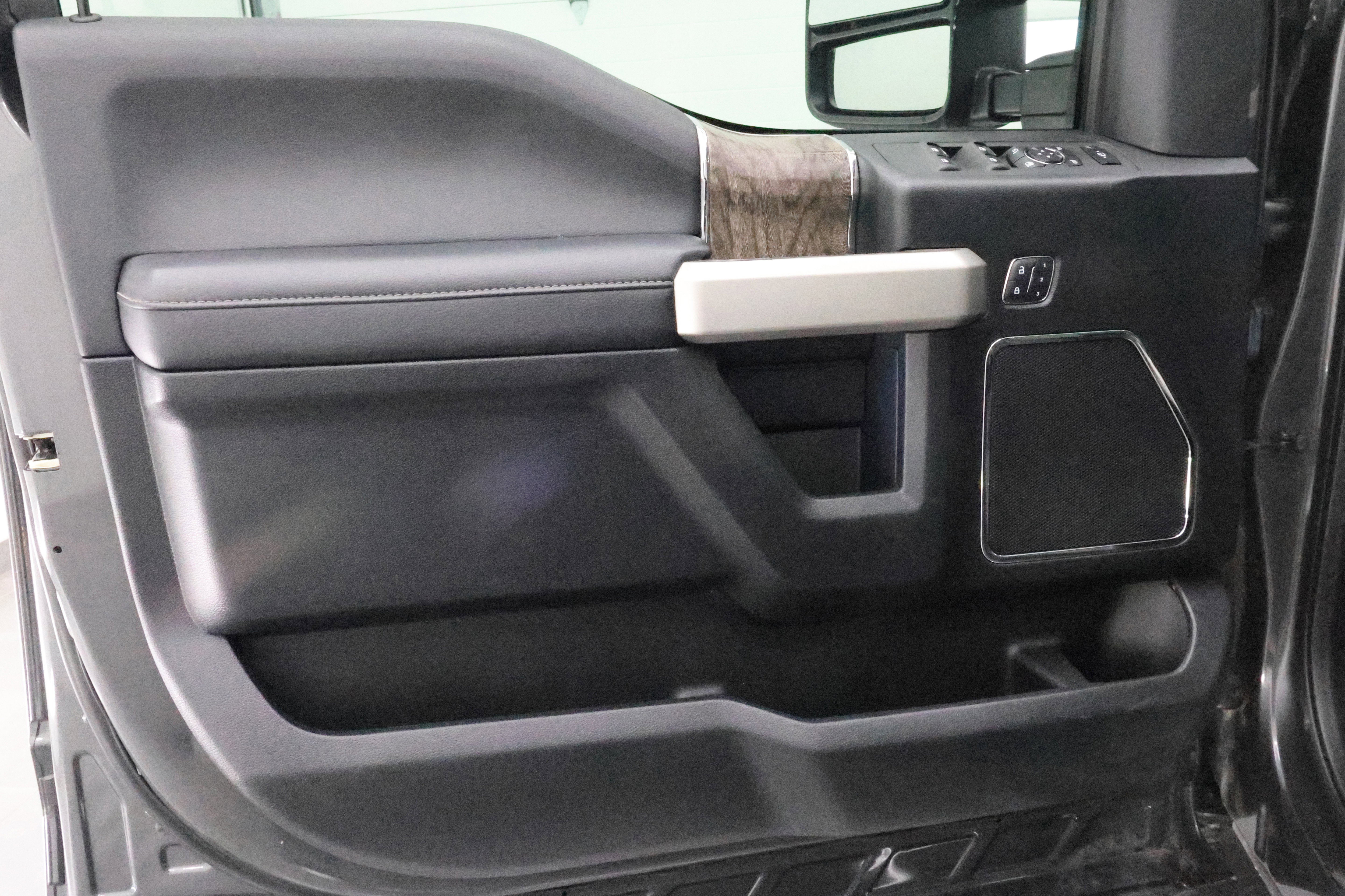 Used 2017 Ford F350 Lariat w/ Lariat Ultimate Package image 44