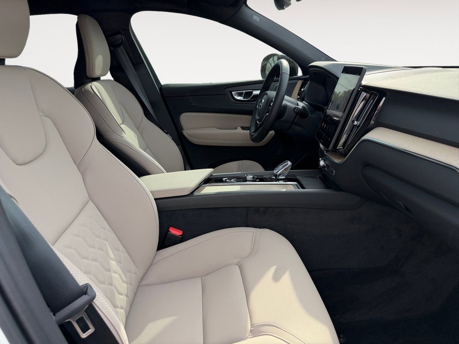 New 2026 Volvo XC60 B5 Plus w/ Protection Package Premier image 15