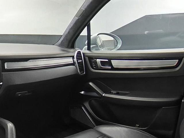 Used 2020 Porsche Cayenne Turbo AWD/4WD image 25
