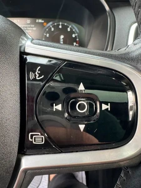 Used 2017 Volvo XC90 T6 Momentum w/ Vision Package image 32