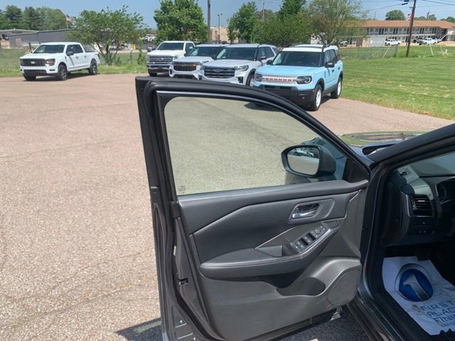 Used 2025 Nissan Rogue SV image 10