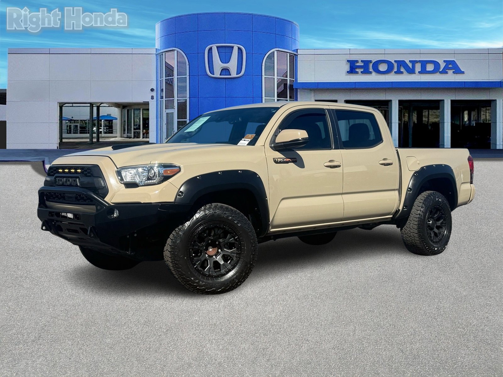 Used 2019 Toyota Tacoma TRD Sport w/ Technology Package image 2