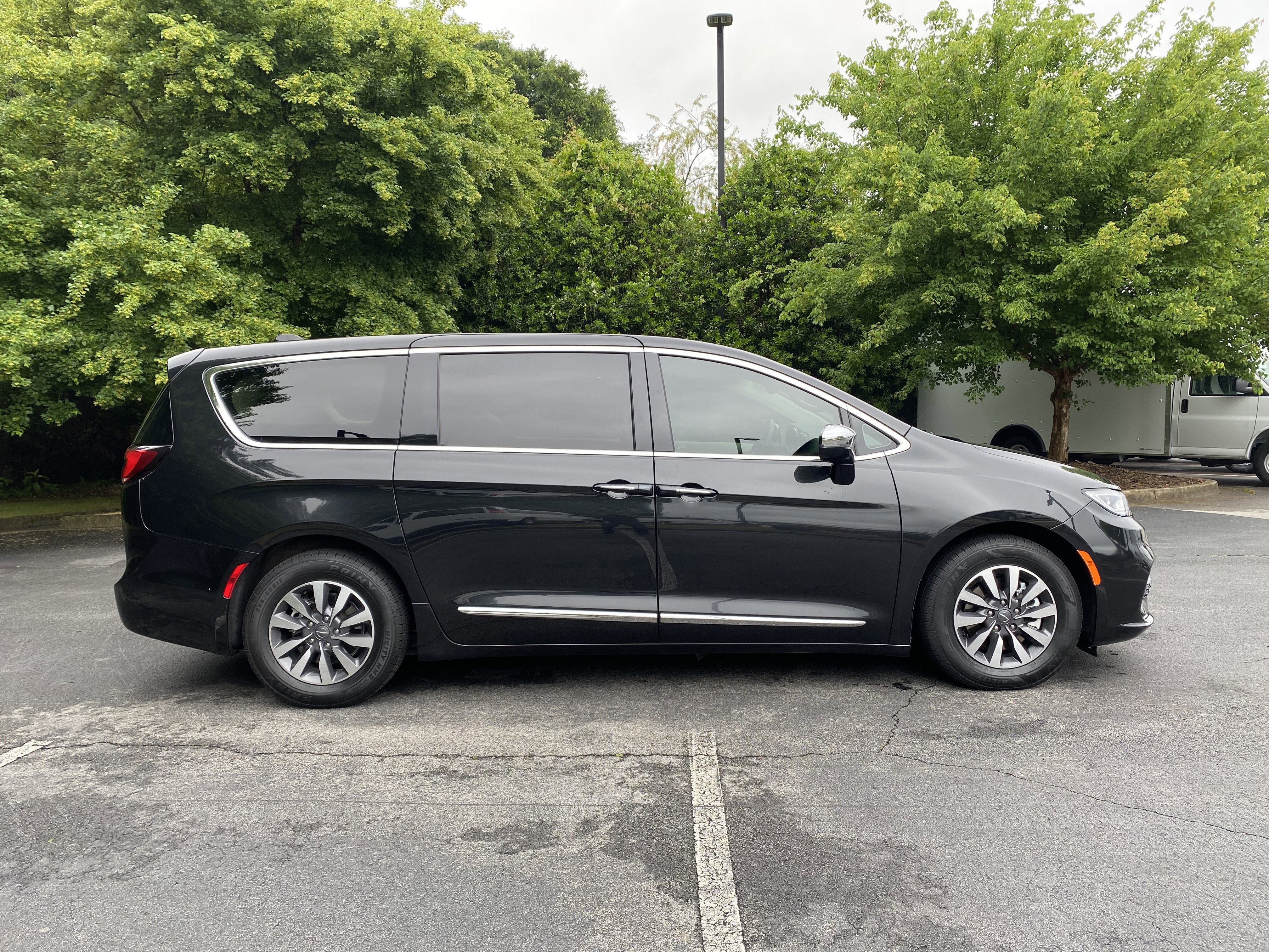 Used 2023 Chrysler Pacifica Limited FWD image 10