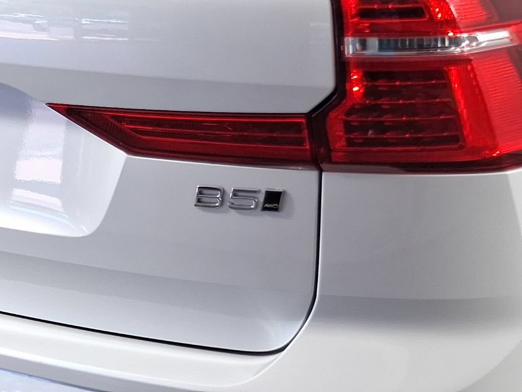 Certified 2023 Volvo XC60 B5 Plus w/ Climate Package AWD/4WD image 11