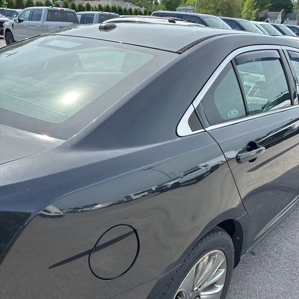 Used 2010 Ford Taurus Limited AWD/4WD image 9