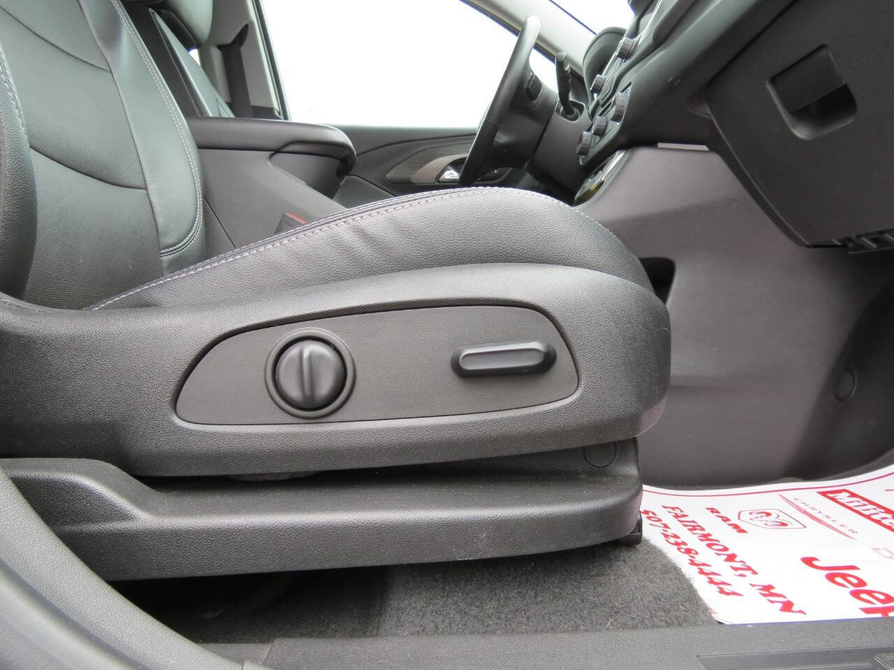 Used 2023 GMC Terrain SLT image 23