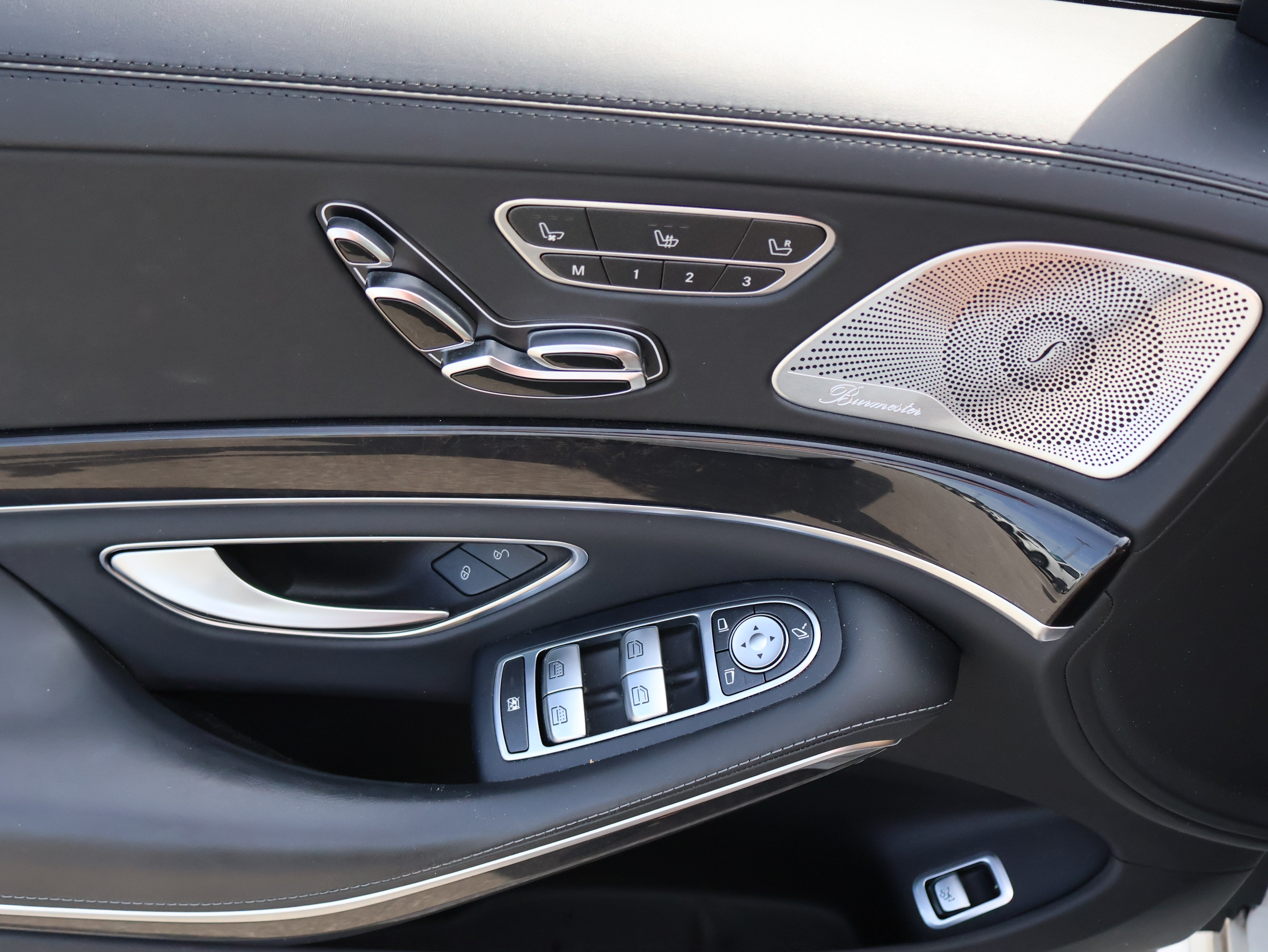 Used 2018 Mercedes-Benz S 560 Sedan w/ AMG Line Exterior image 37