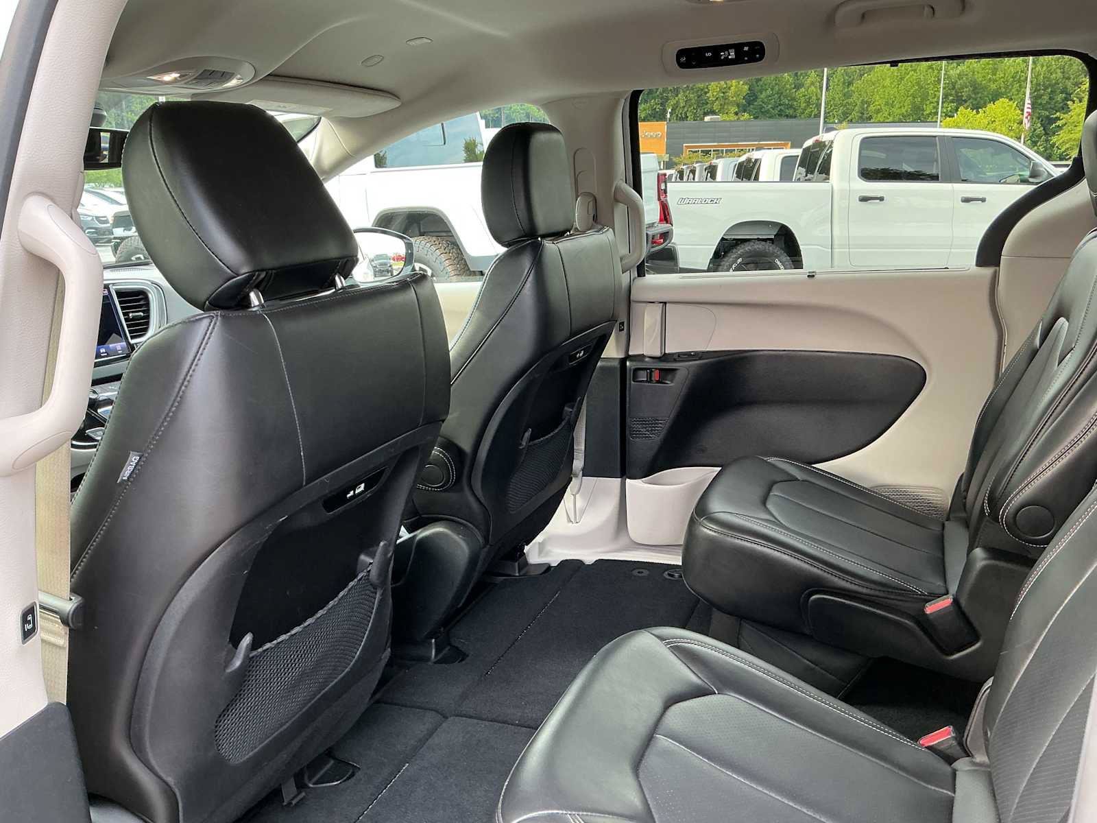 Used 2024 Chrysler Pacifica Touring-L FWD image 27