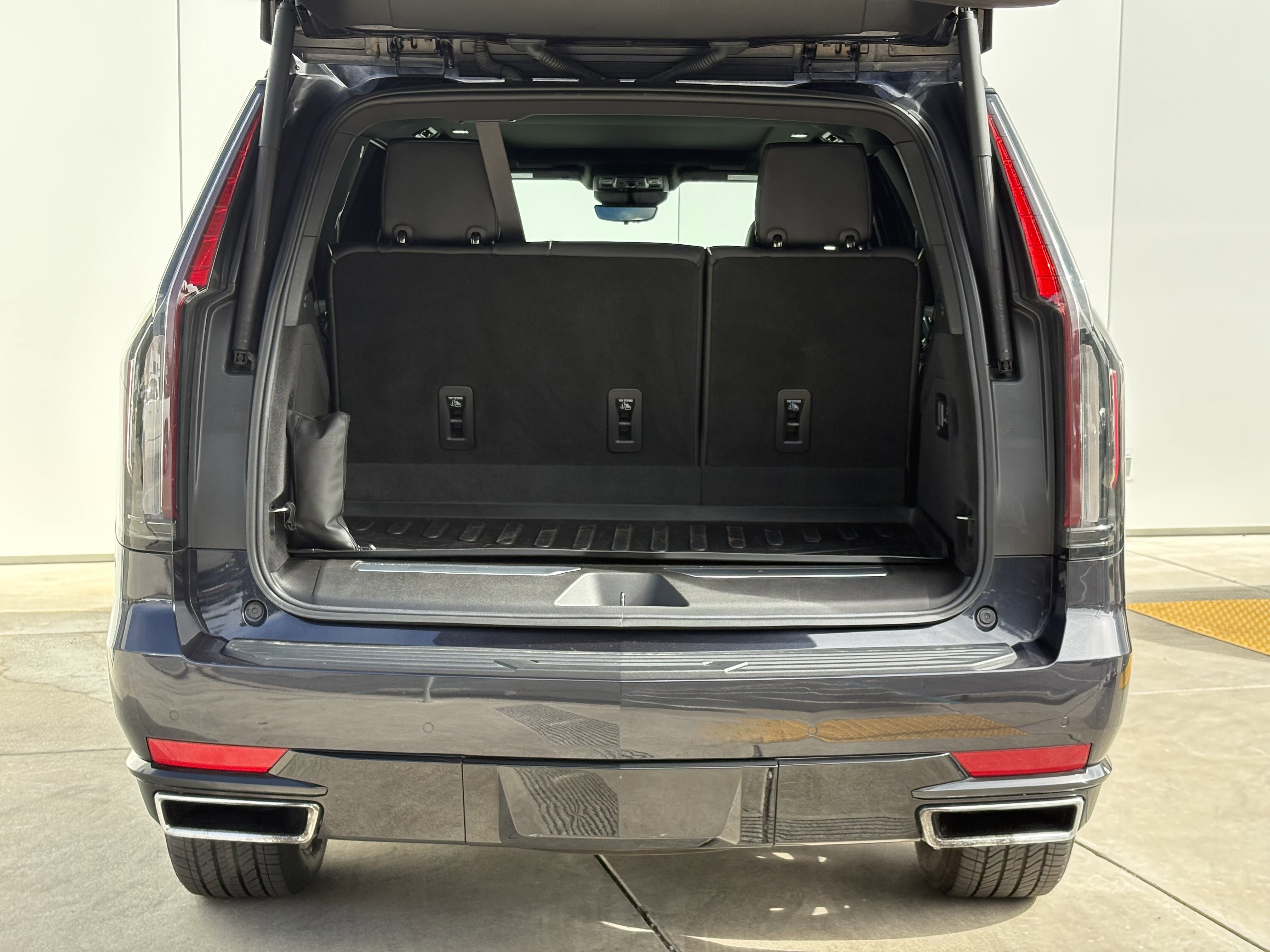 Certified 2022 Cadillac Escalade Premium Luxury image 9