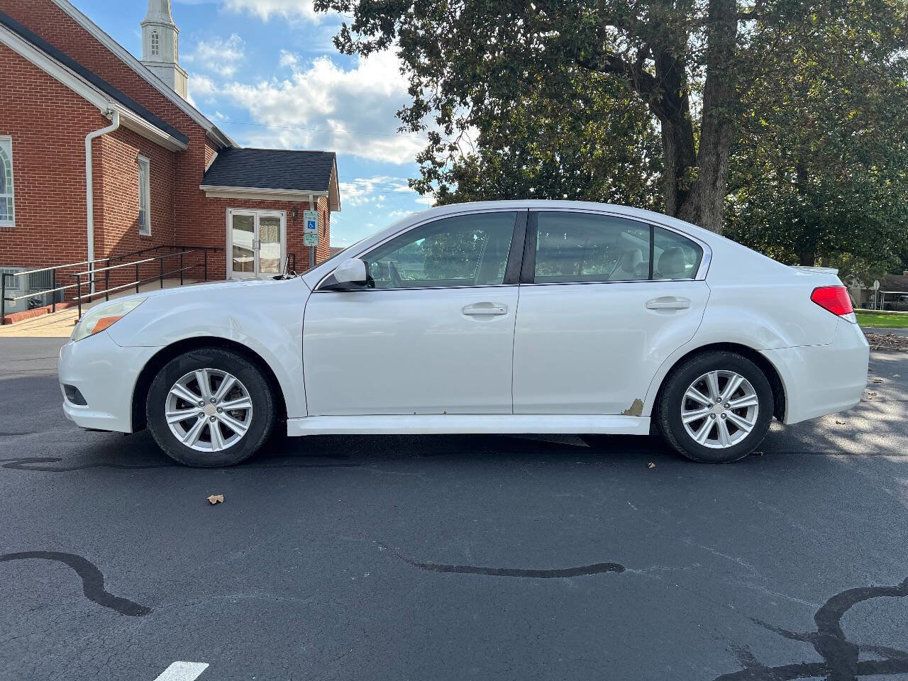 Used 2010 Subaru Legacy 2.5i Premium image 8