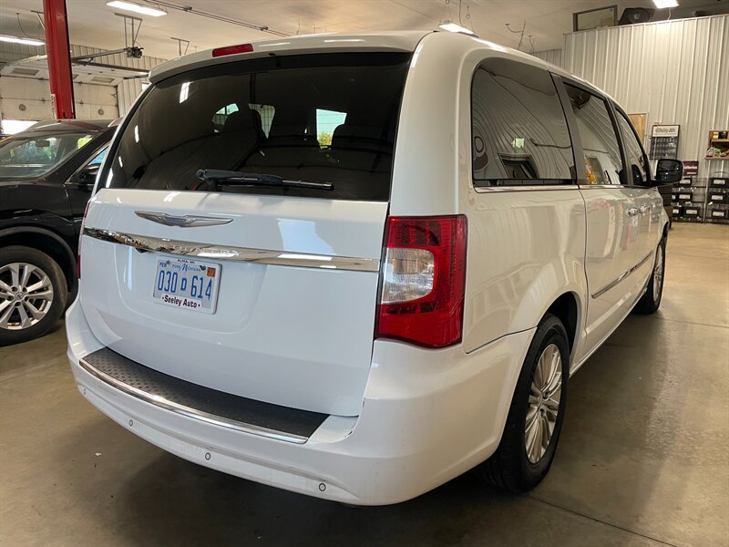 Used 2015 Chrysler Town & Country Touring-L w/ Driver Convenience Group FWD image 6