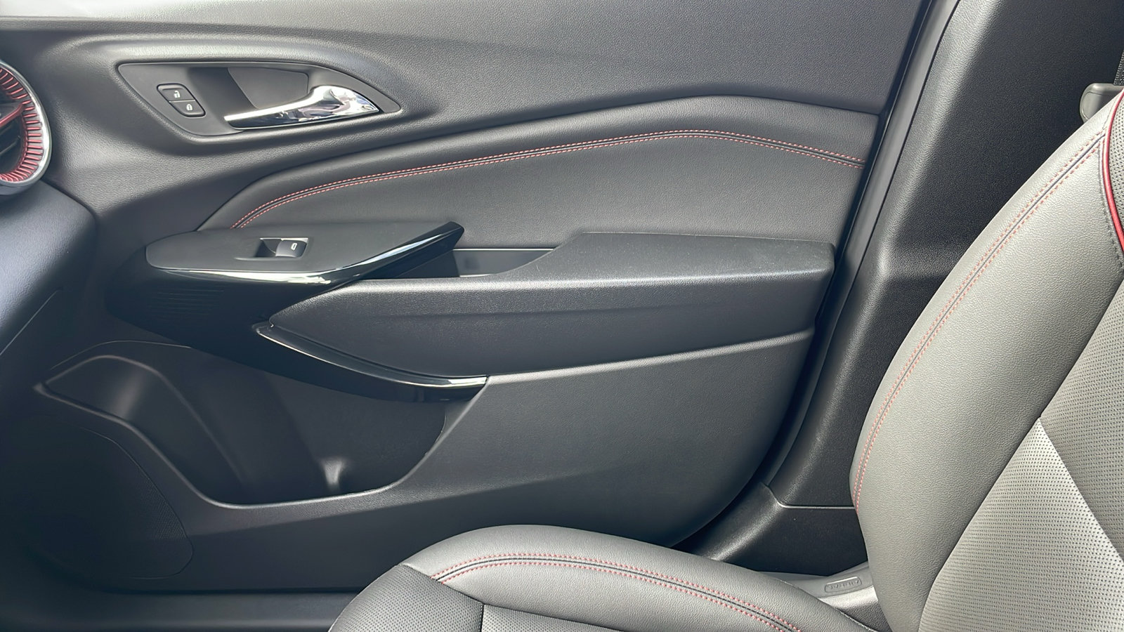 New 2026 Chevrolet Trax RS w/ Sunroof Package FWD image 19