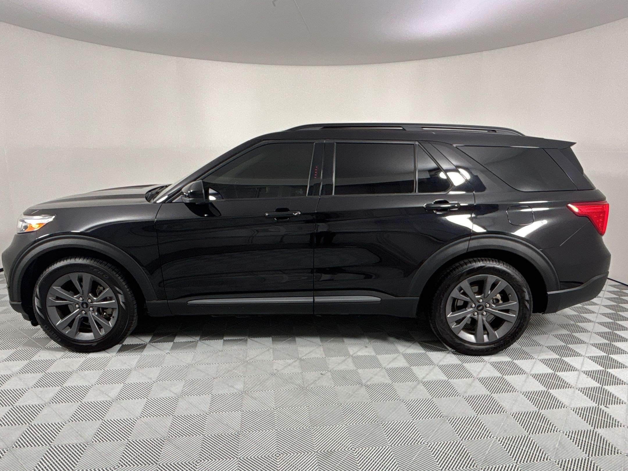 Used 2022 Ford Explorer XLT w/ Equipment Group 202A RWD image 2