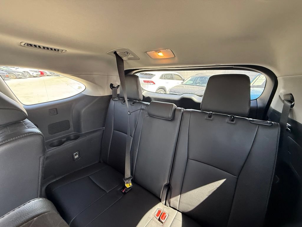 Used 2024 Toyota Highlander XLE FWD image 16