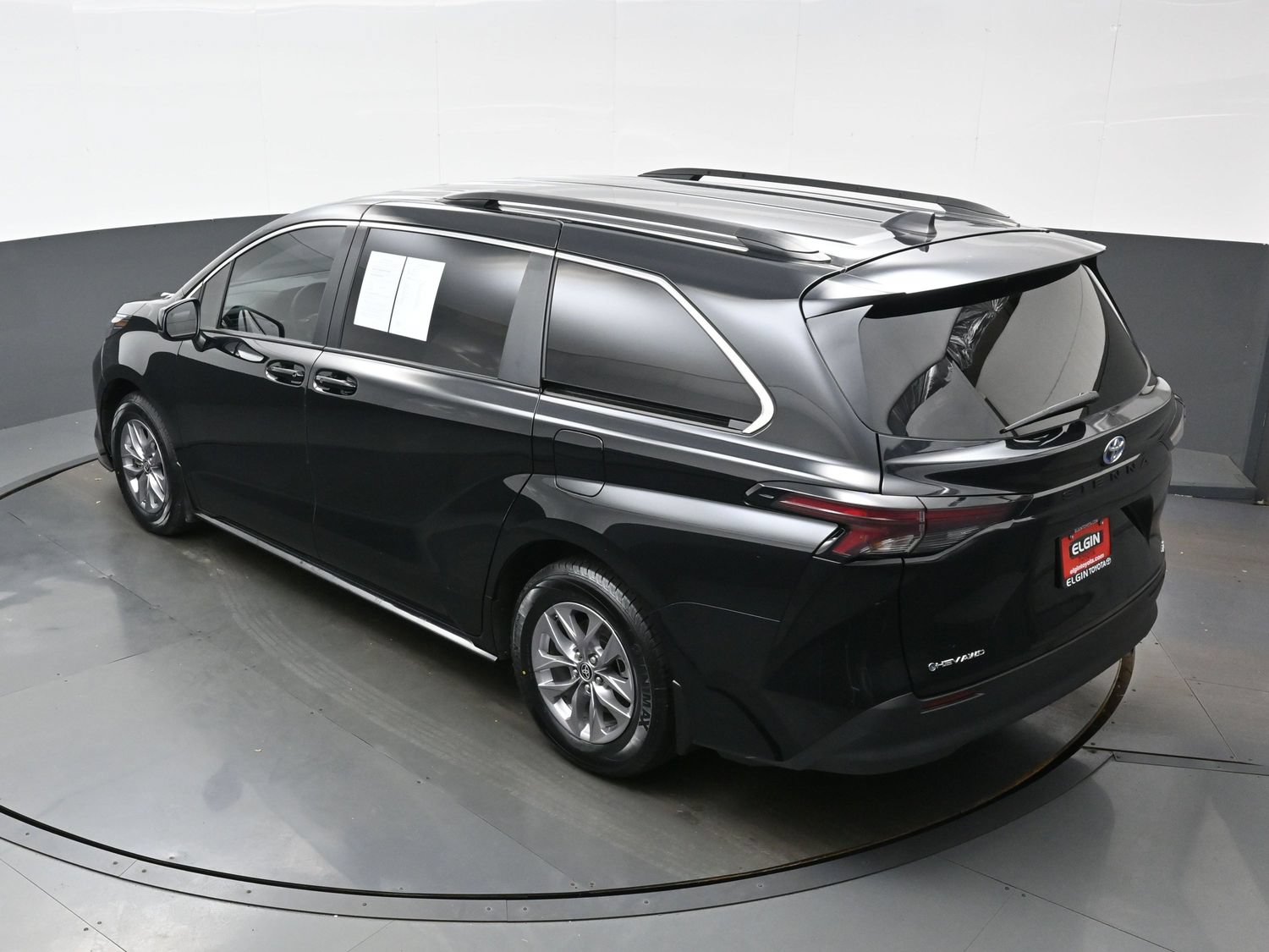 Used 2025 Toyota Sienna LE AWD/4WD image 39