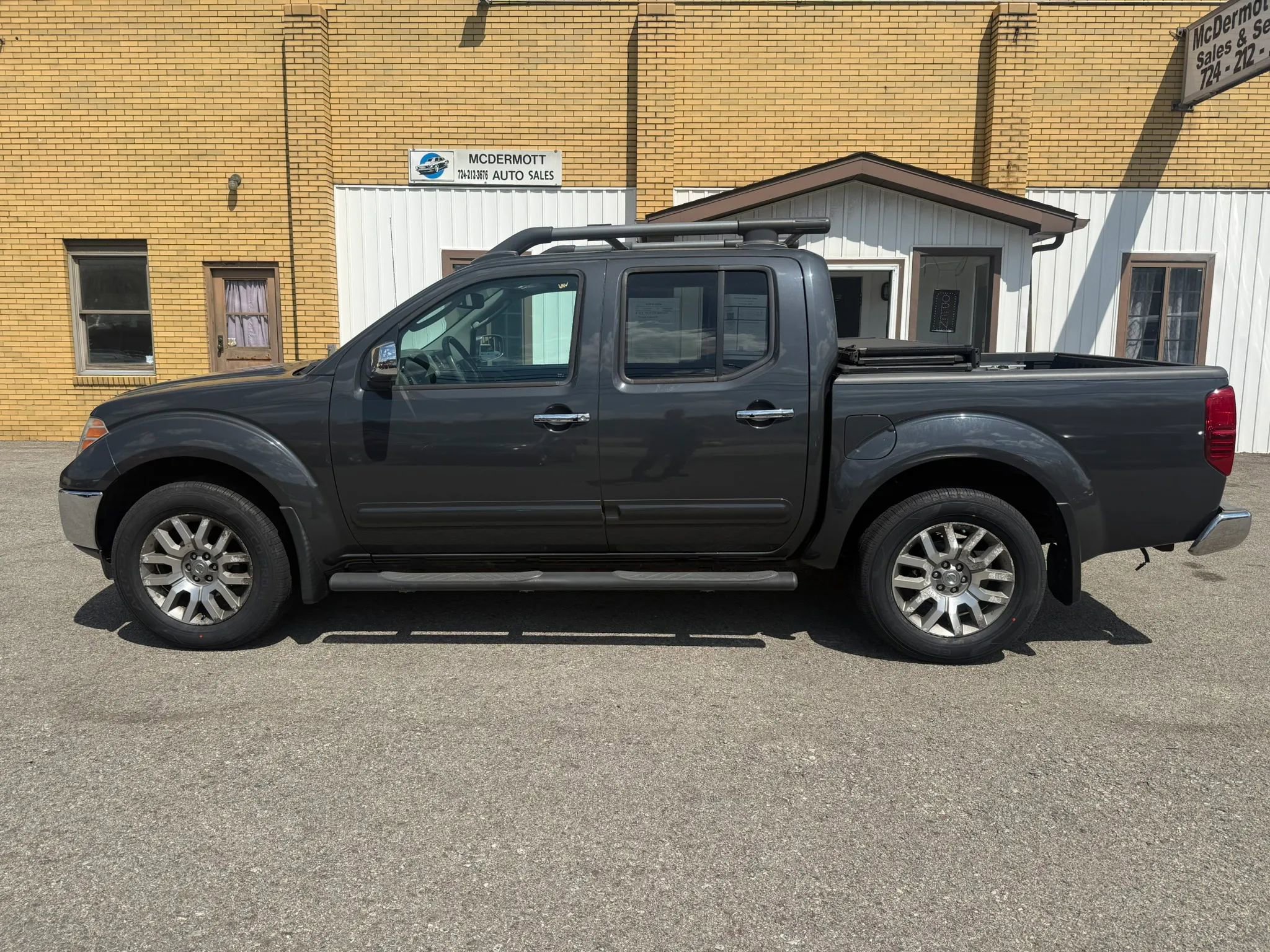 Used 2011 Nissan Frontier SL w/ Moonroof Pkg image 2