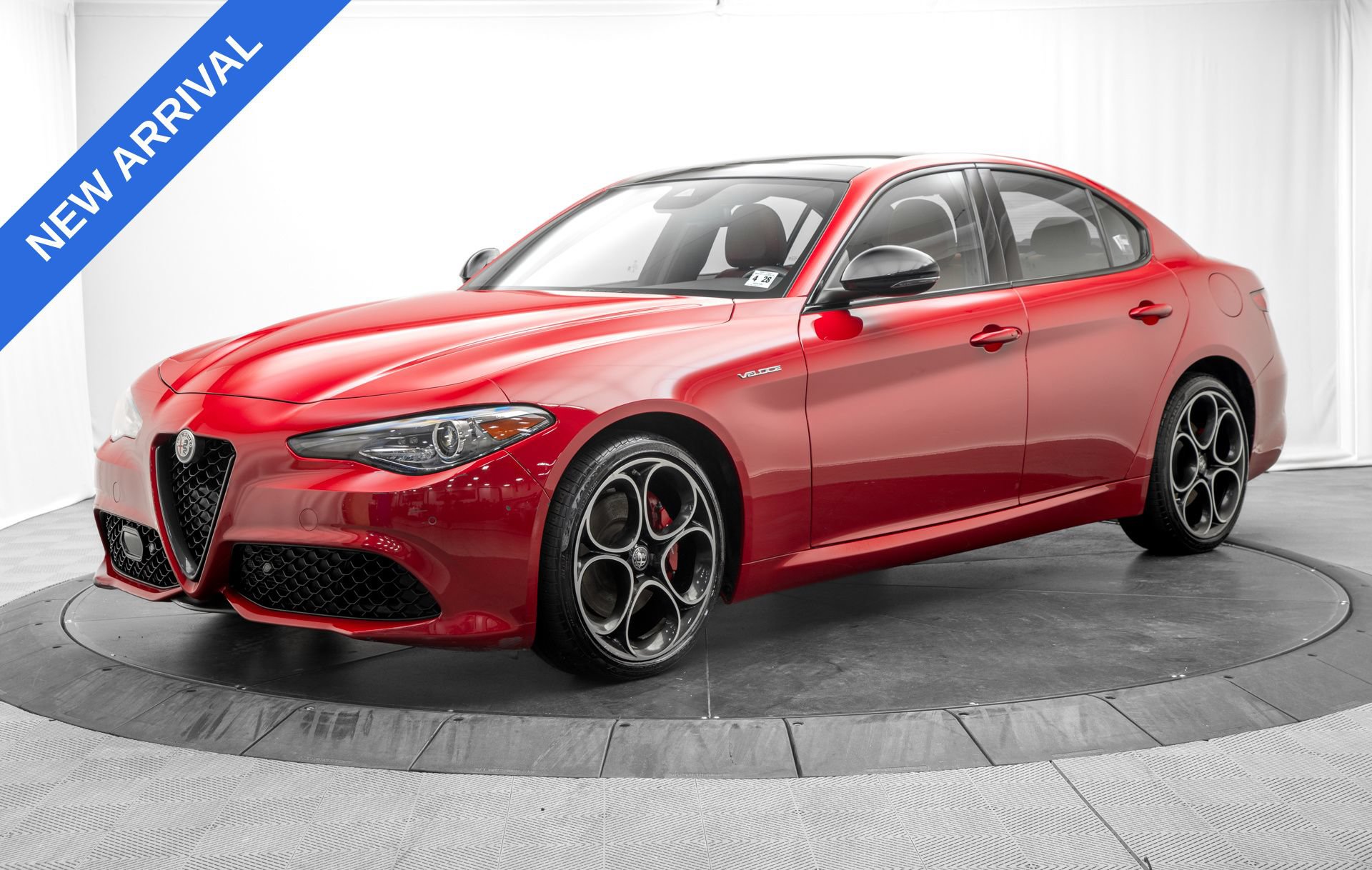 Used 2023 Alfa Romeo Giulia Veloce AWD/4WD image 3