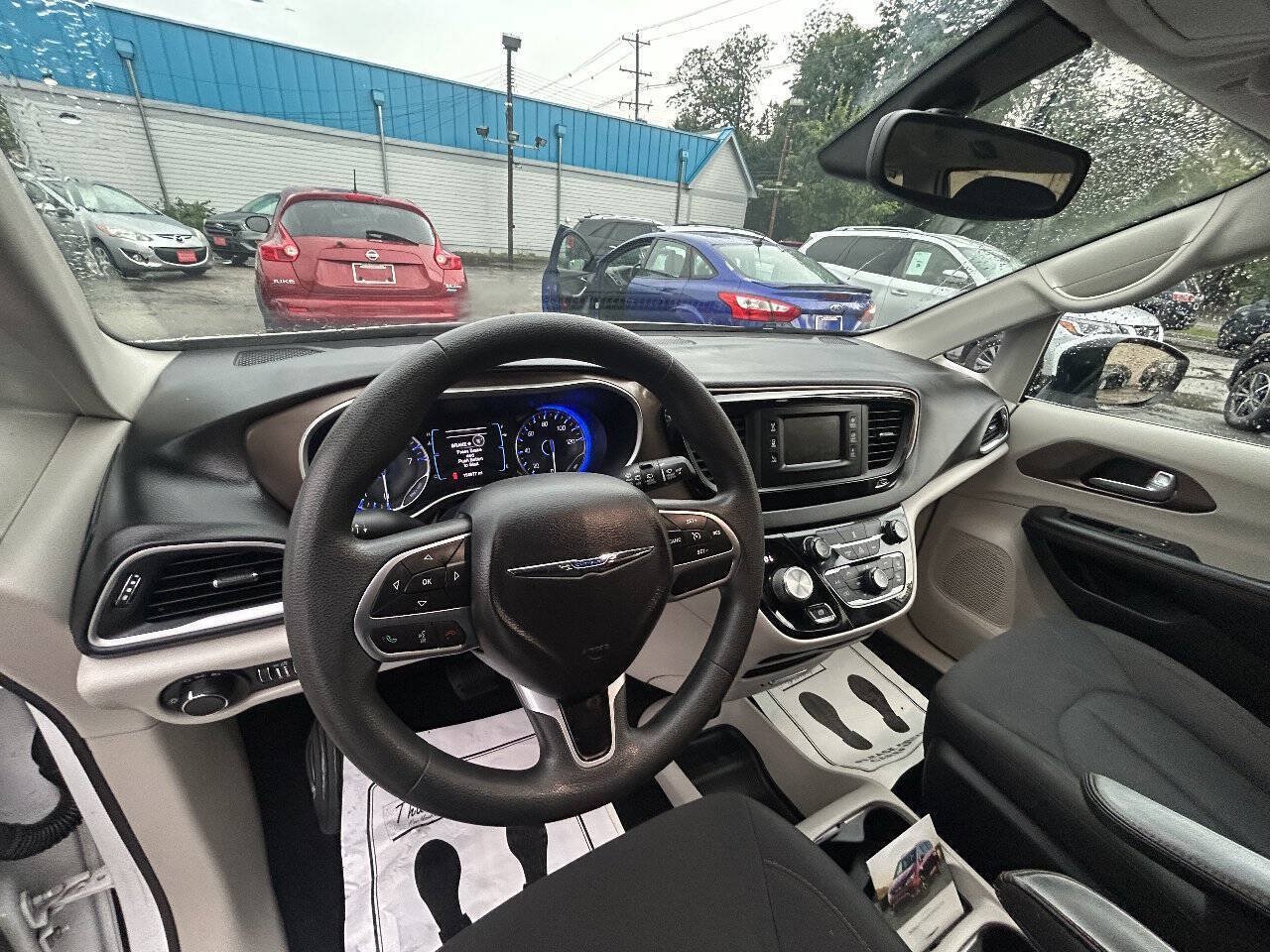 Used 2017 Chrysler Pacifica LX FWD image 5